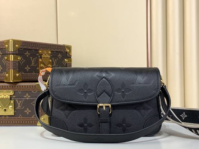 出厂价 Diane 手袋 M46386 46388黑色 压花 本款 Diane 手袋取材路易威登经典 Monogram Empreinte 压纹皮革，将品牌标识