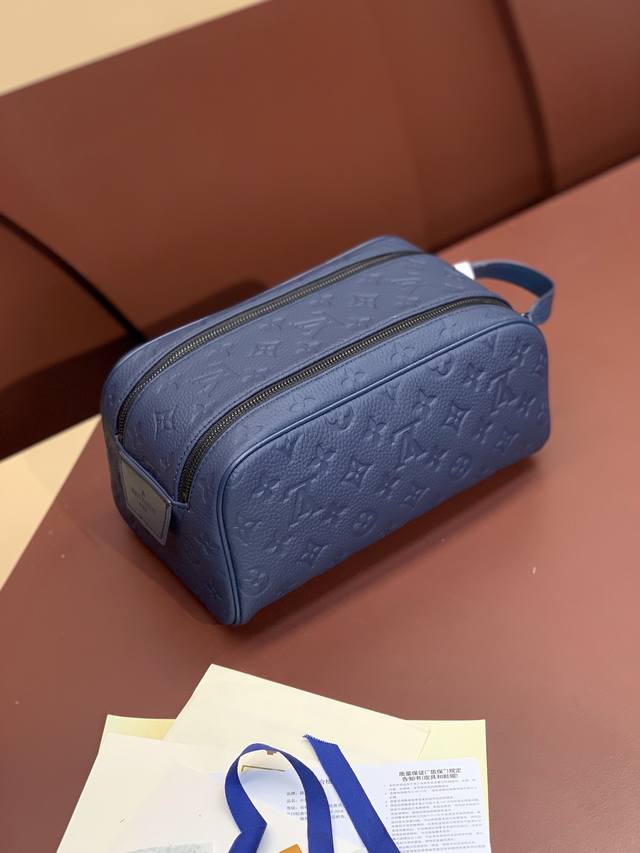 出厂价 M44494 压花新蓝！本款彩用头层牛皮真皮、Dopp Kit 盥洗袋为粒面 Taurillon 皮革压印 Monogram 图案，结合双拉链广口设计和