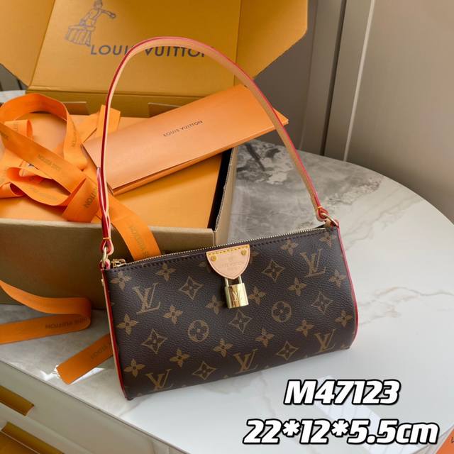 内部价p 款号： M47123 原单加强版 独家实拍背景图 Pochette Tirette 手袋采用 Monogram 帆布塑造慵懒廓形，以前卫之姿拉开路易威