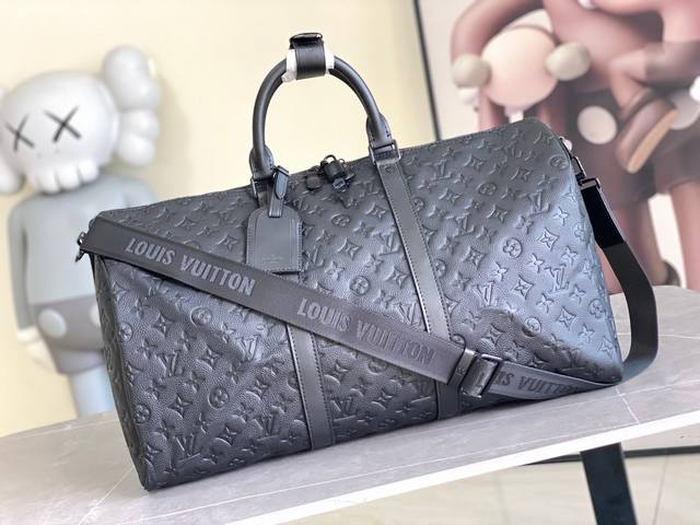 新版本 顶级原单 新m 25 全皮压花 本款 Keepall 旅行袋为细腻牛皮革压印 Monogram 图案，焕新品牌经典之作的同时见证匠心工艺。机舱行李尺寸可