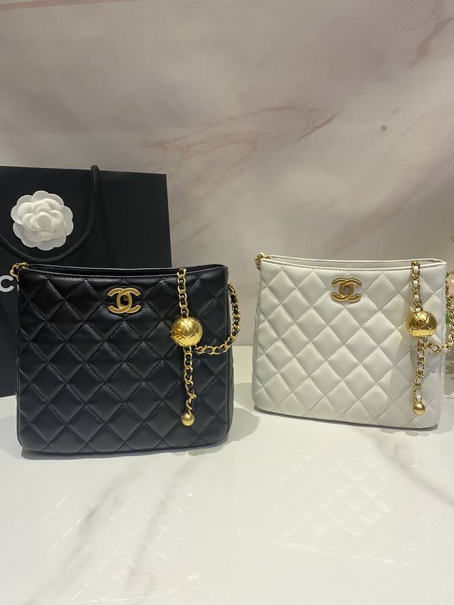 Chane1早春 Hobohandbag种草 As3259 Chanel+今年颜值杠杠的在线春夏已经上新了必须一提的就是这一款早春新款嬉皮包 As3259 金球