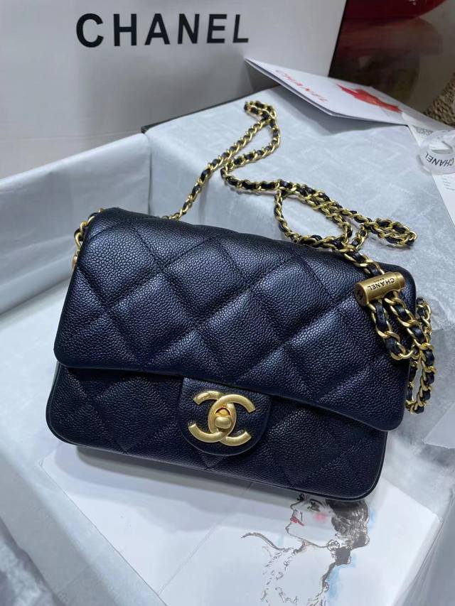 Chanel 21K最新爆款mini 方胖子as2855经典菱格口盖包 幻彩皮，金色链子与按钮设计坠饰，肩带可调节长短，香润饰手袋，脱颖而出，演绎永恒优雅。尺寸