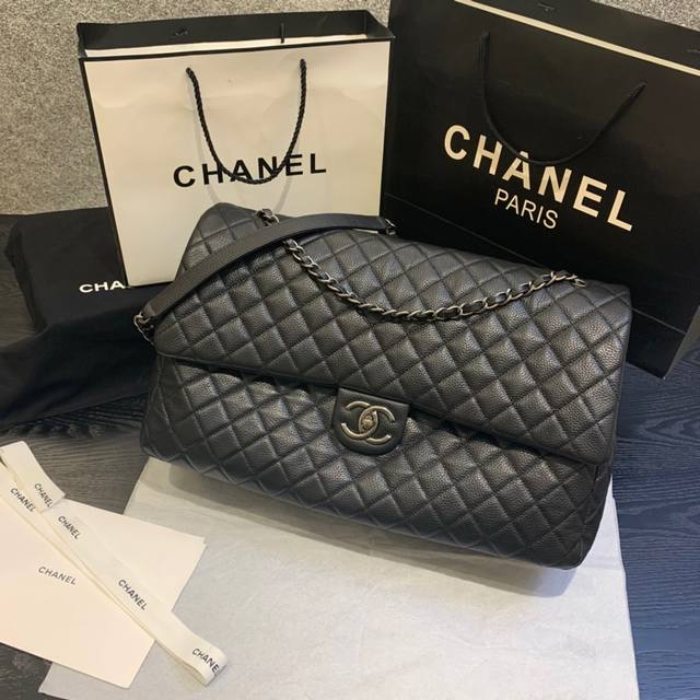 Chanel ：型号：91169#：尺寸：46.6X17X29Cm：经典时尚特大号旅行包：材质．意大利牛皮：古银五金：手感软腻，超级豪华容量：是旅行必备，春节回