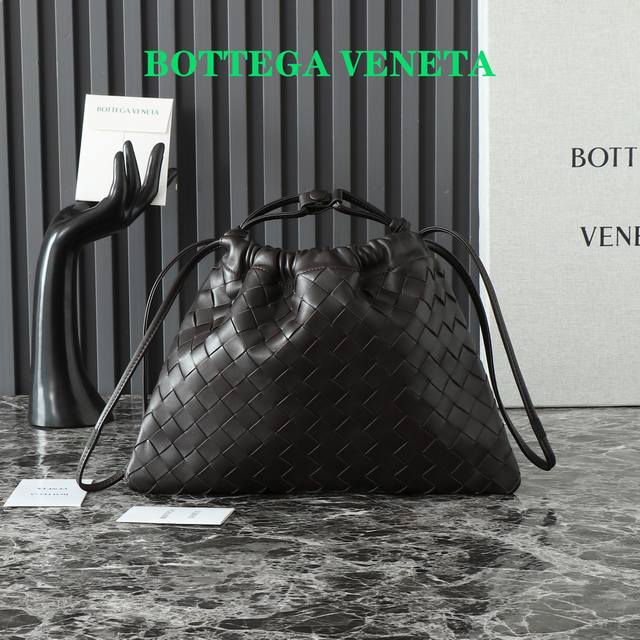 Bottega Veneta新款dustbag 一只又轻又软羊皮编织福袋包 这款福袋包不管是包型还是颜色真的一眼难忘 纯手工的编织工艺非常重工 再加上软乎乎的质