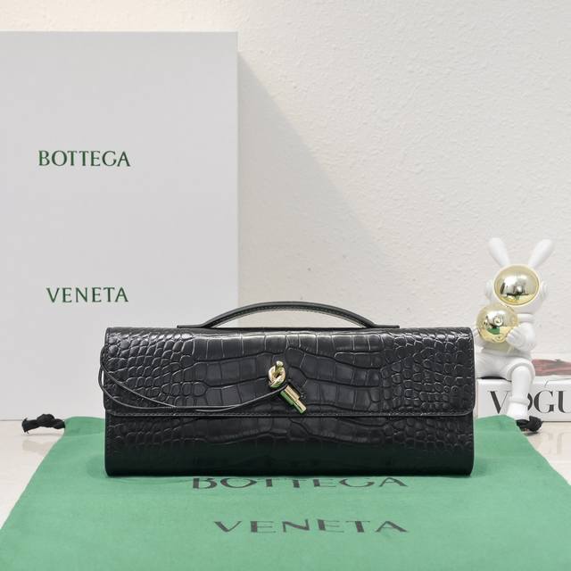 Bottega Veneta 一眼就爱上的andiamo 全新设计 天然尼罗珍稀皮鳄鱼纹情结手袋 女士手拿包的模范之作无需颜色的掩饰没有情绪的伪装令人沉浸的深邃