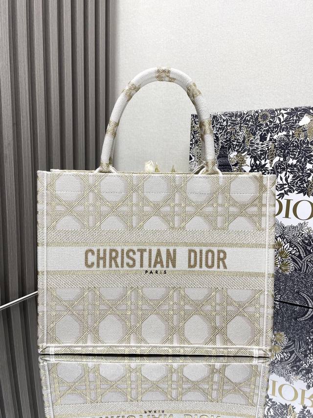 金格子 中号 Dior Book Tote 购物袋 这款book Tote手袋灵感来自女装创意总监玛丽亚 嘉茜娅 蔻丽 Maria Grazia Chiuri