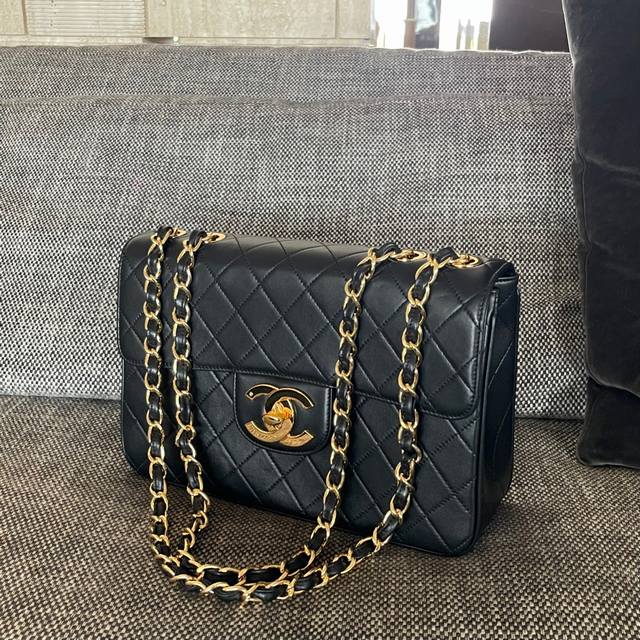 Chanel Vintage 贝嫂同款 绝版大双c金扣包 尺寸:30X21X8Cm