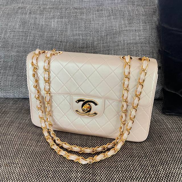 Chanel Vintage 贝嫂同款 绝版大双c金扣包 尺寸:30X21X8Cm