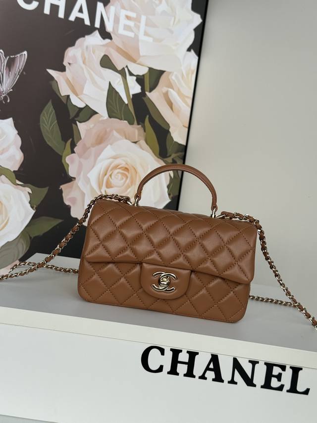 Chanel 21K最新mini Cf Handle 手提包 As2431 经典菱格口盖包 饰以精致经典链子搭配手提，细腻羊皮：润饰手袋，脱颖而出，演绎永恒优雅