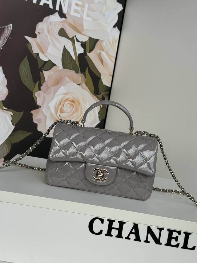 Chanel 25早春最新mini Cf Handle 手提包 As2431 经典菱格口盖包 饰以精致经典链子搭配手提，细腻漆皮：润饰手袋，脱颖而出，演绎永恒优