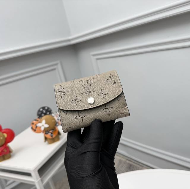 正品级 顶级原单 M82437杏象征路易 维顿 Louis Vuitton 的单体图案，用美丽的玛希娜皮革制成的“Portofouille Iris Xs”。带