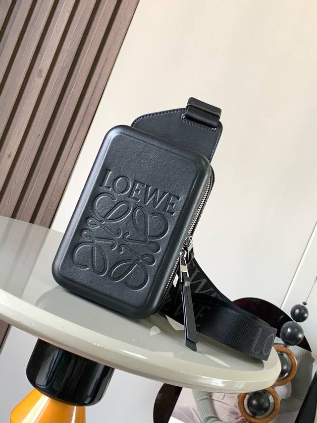 原厂皮 光滑牛皮革 Molded Sling手袋 Molded Sling是一款实用的斜挎包配有loewe织带和可旋转的品牌标记滑块使肩带能够贴合身体此版本采用