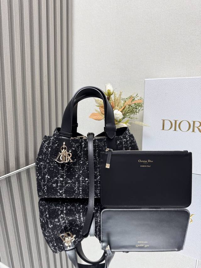 正品级 ，高版本 Dior Toujours 手袋〔粗花黑布配皮小号〕 这款dior Toujours 手袋于二零二四春夏系列发布秀精彩亮相,休闲实用的设计别具