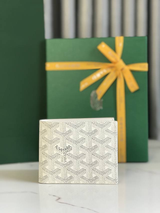 正品级 Goyard8格卡位钱包 质感直接拉到满分里面可放8-10张卡左右， 放现金，薄身不站位置，经典实用又耐看！ 短夹想要拿出与别人不同且拥有深度品味的感觉