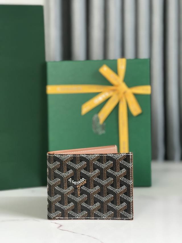 正品级 Goyard8格卡位钱包 质感直接拉到满分里面可放8-10张卡左右， 放现金，薄身不站位置，经典实用又耐看！ 短夹想要拿出与别人不同且拥有深度品味的感觉