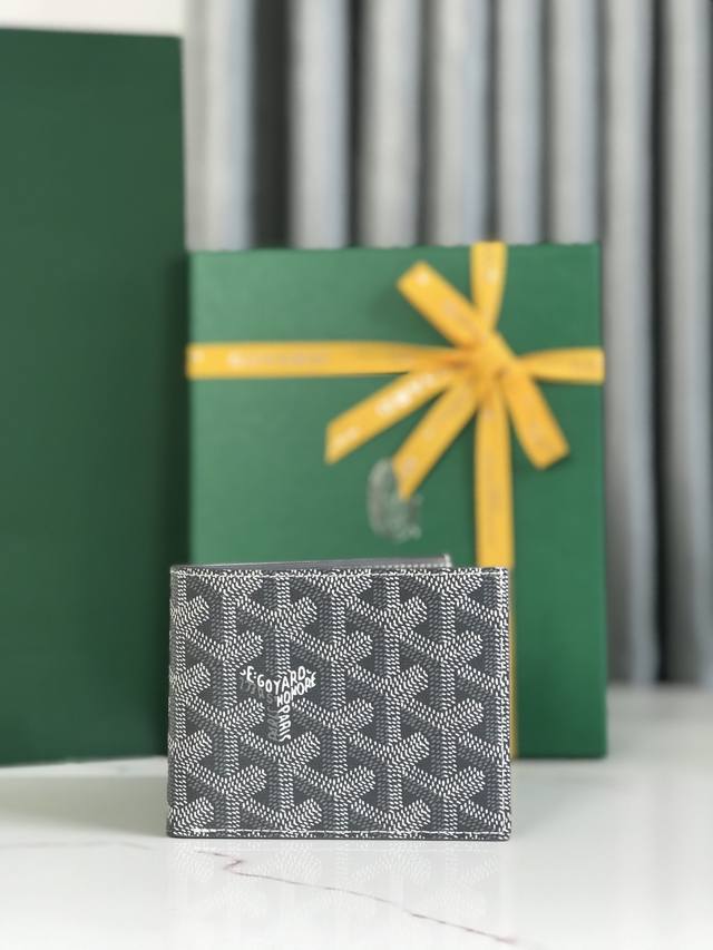 正品级 Goyard8格卡位钱包 质感直接拉到满分里面可放8-10张卡左右， 放现金，薄身不站位置，经典实用又耐看！ 短夹想要拿出与别人不同且拥有深度品味的感觉