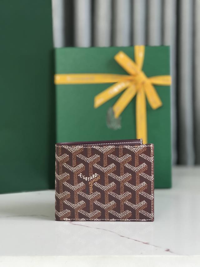 正品级 Goyard8格卡位钱包 质感直接拉到满分里面可放8-10张卡左右， 放现金，薄身不站位置，经典实用又耐看！ 短夹想要拿出与别人不同且拥有深度品味的感觉