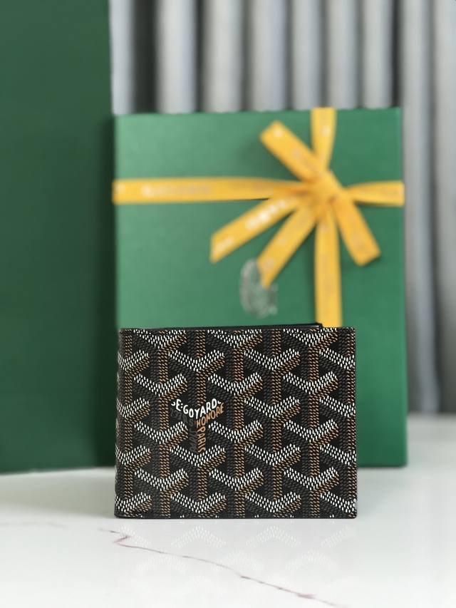 正品级 Goyard8格卡位钱包 质感直接拉到满分里面可放8-10张卡左右， 放现金，薄身不站位置，经典实用又耐看！ 短夹想要拿出与别人不同且拥有深度品味的感觉