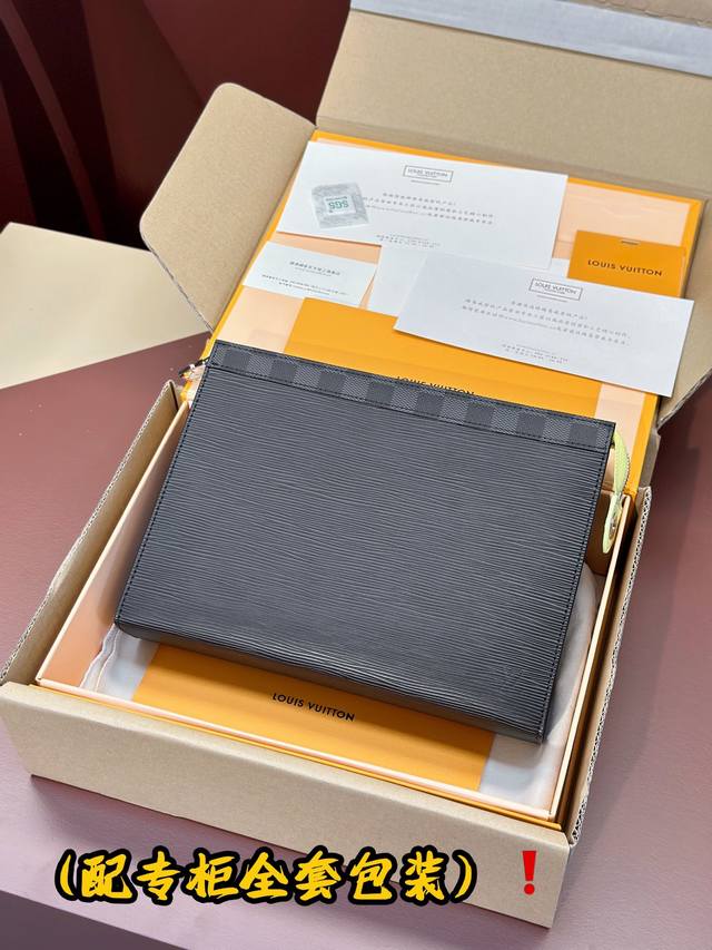 原厂皮 升级版本m67899 黑色！ 此款由epi皮革与monogram帆布裁制而成的pochette Voyage中号手袋是对路易威登经典标识的现代致敬，通过