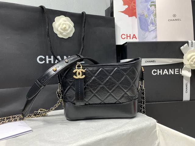 As91810 流浪包 Chanel Logo让流浪更一步晋升新潮流。 结合一切经典的创作思维 这款包是karl Lagerfeld和新任总监virginie