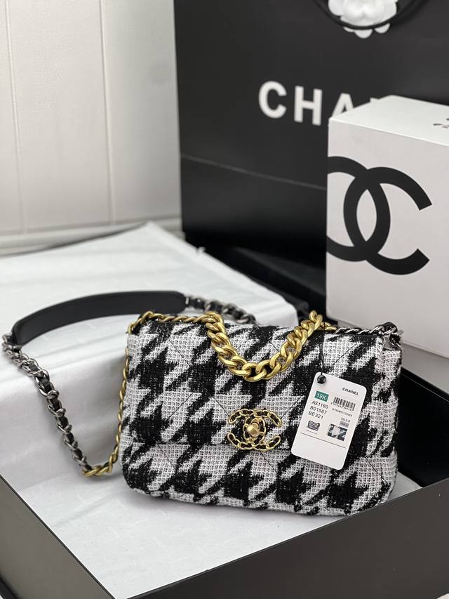 Chanel ：：小号1160#：小号26Cm：秋冬款，绒布系列：这款包简直是小香一切经典元素的结合，小香迷菱格纹、皮链袋、双c标志，一眼钟情！看到它的第一眼的