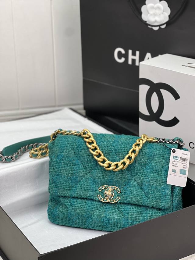 Chanel ：：型号as1161#：尺寸：30Cm：秋冬款，绒布系列：这款包简直是小香一切经典元素的结合，小香迷菱格纹、皮链袋、双c标志，一眼钟情！看到它的第