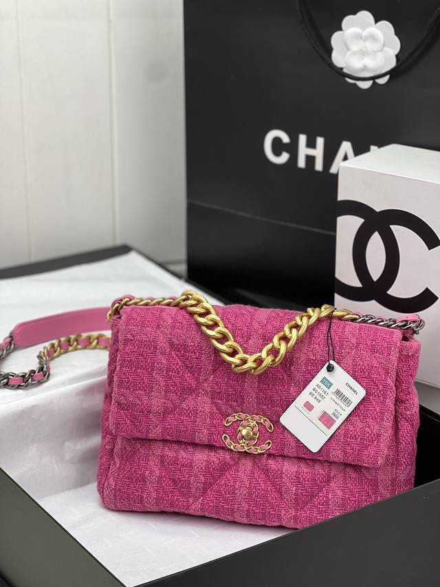 Chanel ：：型号as1161#：尺寸：30Cm：秋冬款，绒布系列：这款包简直是小香一切经典元素的结合，小香迷菱格纹、皮链袋、双c标志，一眼钟情！看到它的第