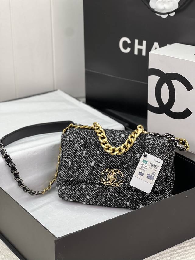 Chanel ：：小号1160#：小号26Cm：秋冬款，绒布系列：这款包简直是小香一切经典元素的结合，小香迷菱格纹、皮链袋、双c标志，一眼钟情！看到它的第一眼的