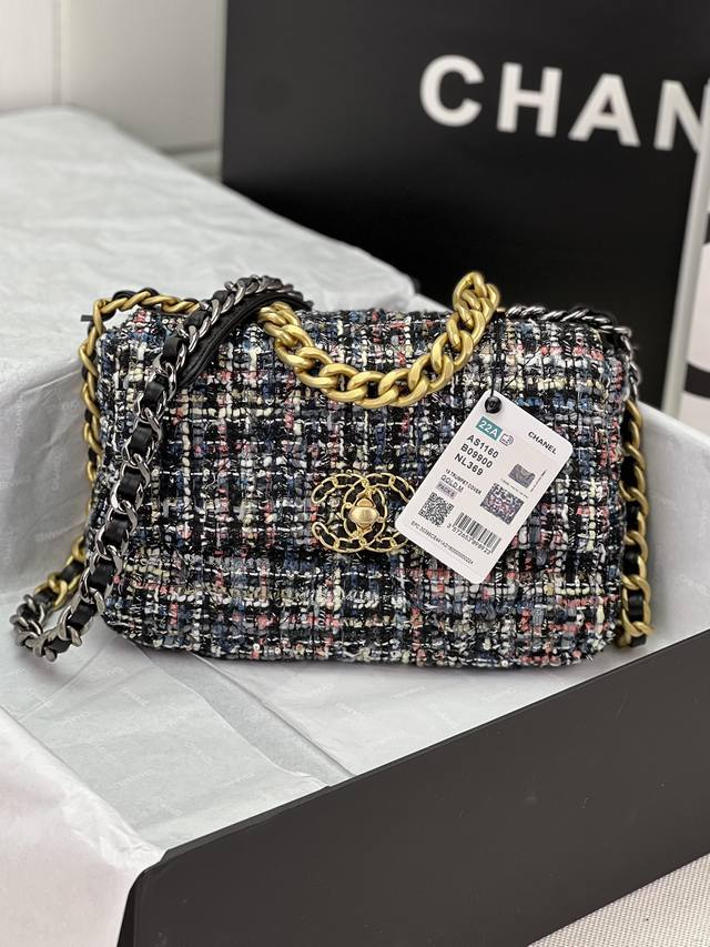 Chanel ：：小号1160#：小号26Cm：秋冬款，绒布系列：这款包简直是小香一切经典元素的结合，小香迷菱格纹、皮链袋、双c标志，一眼钟情！看到它的第一眼的