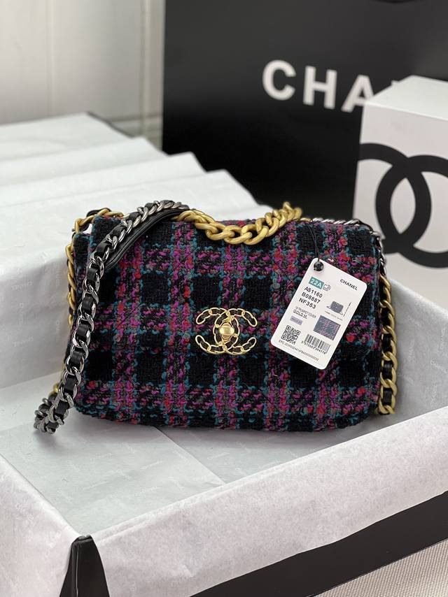 Chanel ：：小号1160#：小号26Cm：秋冬款，绒布系列：这款包简直是小香一切经典元素的结合，小香迷菱格纹、皮链袋、双c标志，一眼钟情！看到它的第一眼的