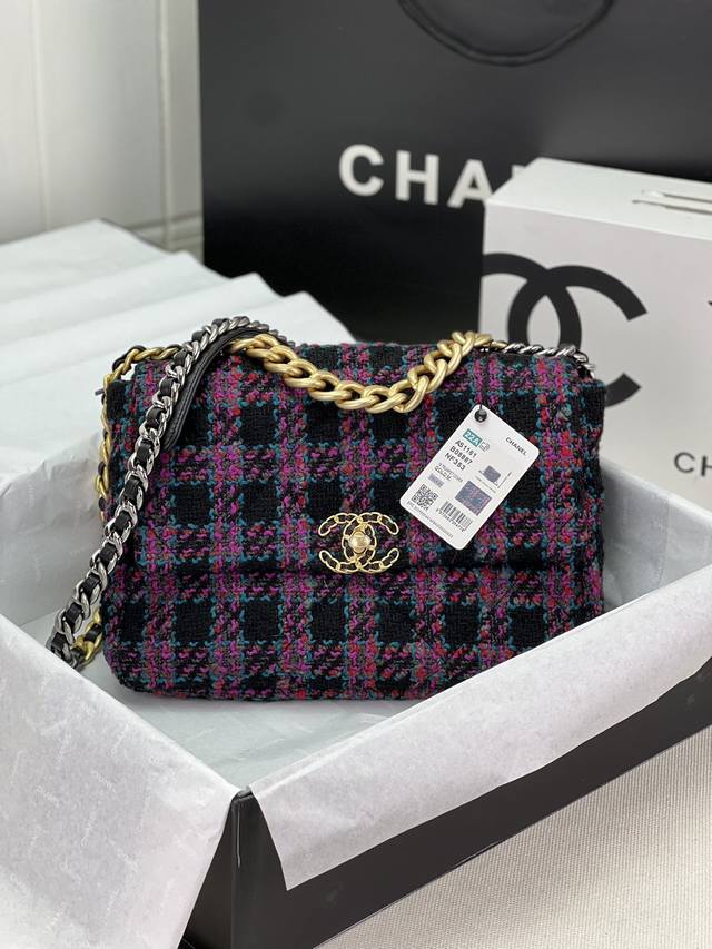 Chanel ：：型号as1161#：尺寸：30Cm：秋冬款，绒布系列：这款包简直是小香一切经典元素的结合，小香迷菱格纹、皮链袋、双c标志，一眼钟情！看到它的第