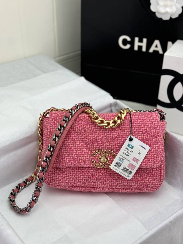 Chanel ：：小号1160#：小号26Cm：秋冬款，绒布系列：这款包简直是小香一切经典元素的结合，小香迷菱格纹、皮链袋、双c标志，一眼钟情！看到它的第一眼的