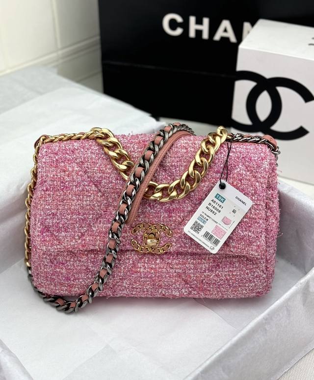 Chanel ：：型号as1161#：尺寸：30Cm：秋冬款，绒布系列：这款包简直是小香一切经典元素的结合，小香迷菱格纹、皮链袋、双c标志，一眼钟情！看到它的第