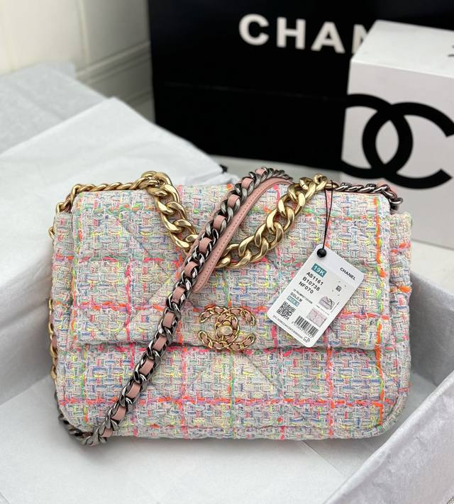 Chanel ：：型号as1161#：尺寸：30Cm：秋冬款，绒布系列：这款包简直是小香一切经典元素的结合，小香迷菱格纹、皮链袋、双c标志，一眼钟情！看到它的第