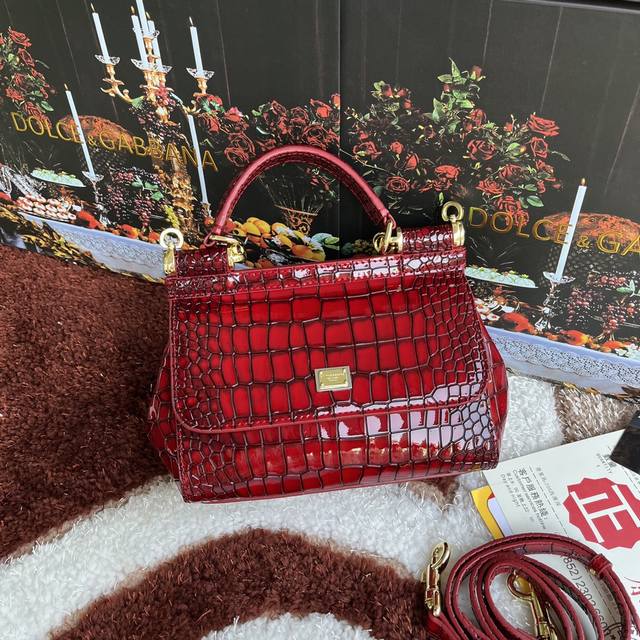 Dolce & Gabbana 杜嘉班纳 4136鳄鱼纹 顶级牛货。做工精细。完美袋形 进口头层牛皮压纹，定制真空高电镀五金 20X17X7Cm可以斜挎。这款很