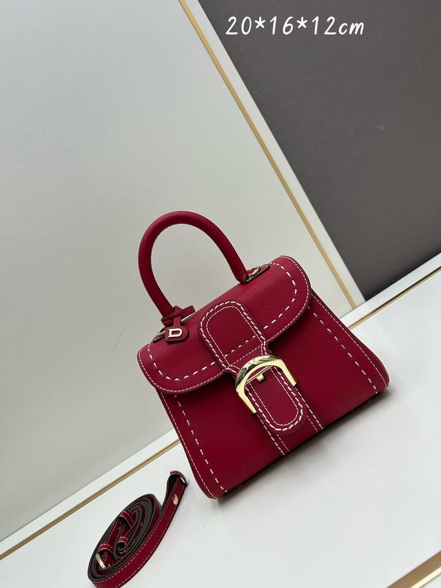 Delvaux2024春夏外缝线系列 诞生于1958年的经典款型是delvaux之家的象征。以rodéocalf粒纹小牛皮打造的brillantpm包袋因简洁的