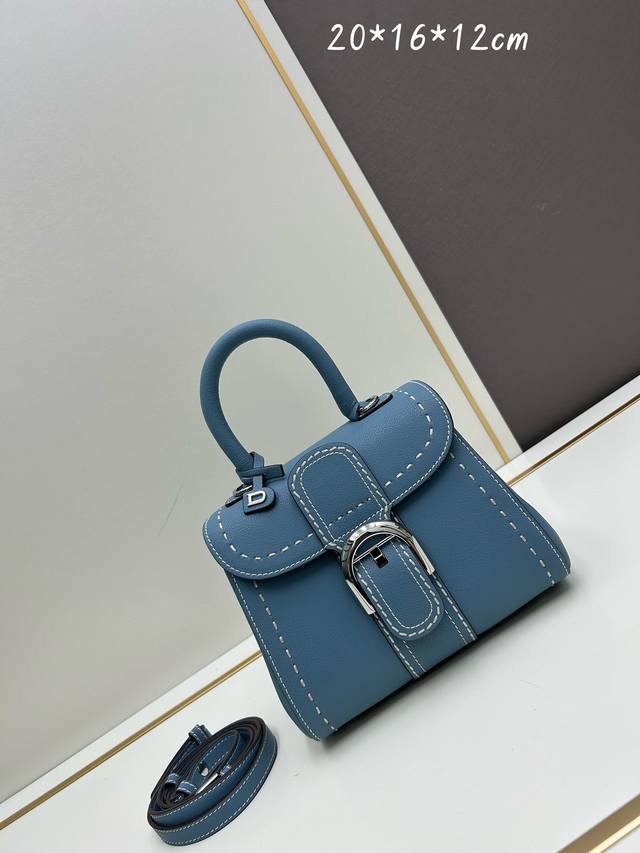 Delvaux2024春夏外缝线系列 诞生于1958年的经典款型是delvaux之家的象征。以rodéocalf粒纹小牛皮打造的brillantpm包袋因简洁的