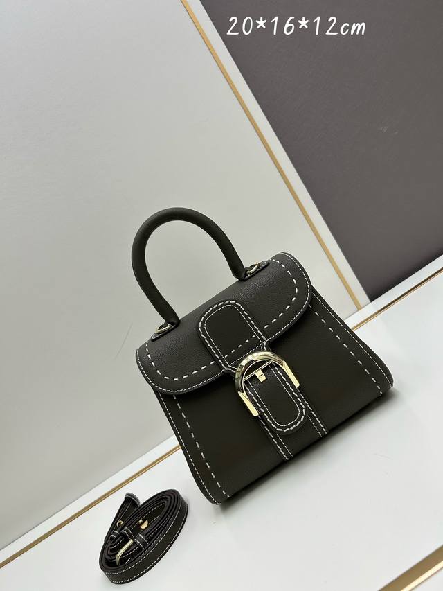 Delvaux2024春夏外缝线系列 诞生于1958年的经典款型是delvaux之家的象征。以rodéocalf粒纹小牛皮打造的brillantpm包袋因简洁的