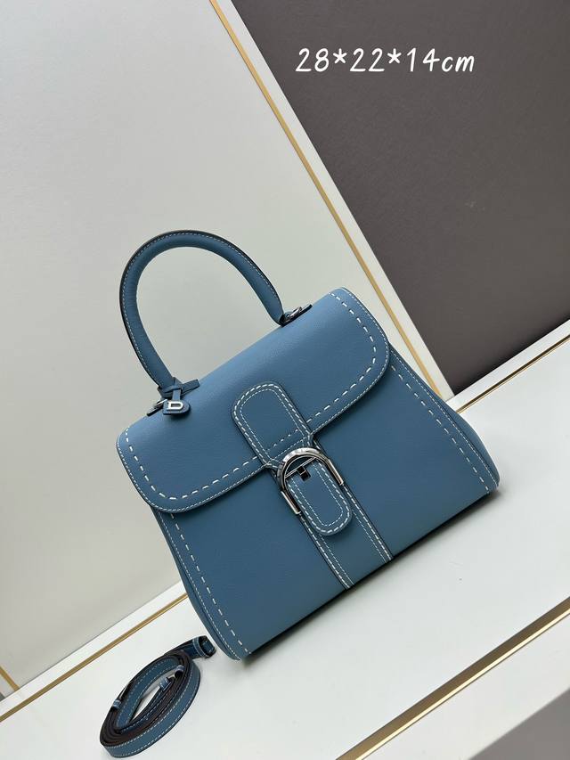 Delvaux2024春夏外缝线系列 诞生于1958年的经典款型是delvaux之家的象征。以rodéocalf粒纹小牛皮打造的brillantpm包袋因简洁的