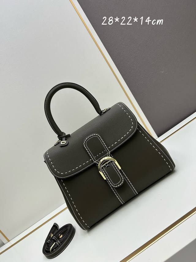 Delvaux2024春夏外缝线系列 诞生于1958年的经典款型是delvaux之家的象征。以rodéocalf粒纹小牛皮打造的brillantpm包袋因简洁的