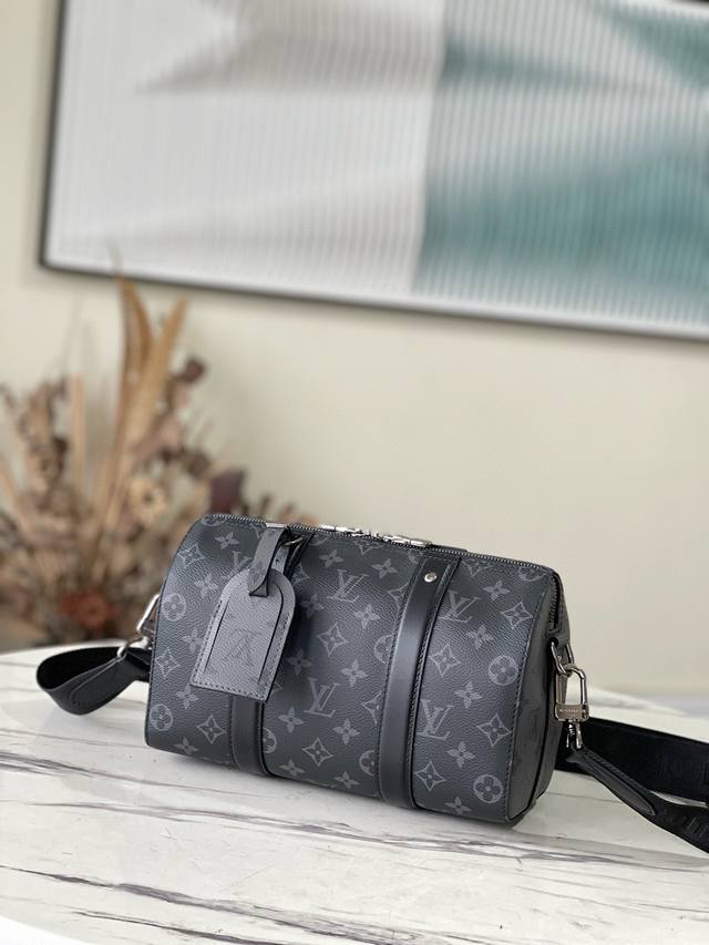 顶级原单 M45936 Keepall 旅行袋浓缩经典构型，成就此款潮流都市手袋。侧面设计趣味呈现翻转效果 Monogram 图案，巧妙呼应 2018 年 Ki