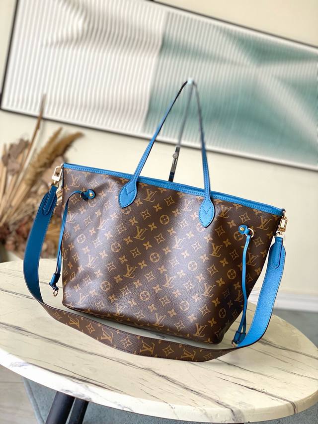 顶级原单 M13753 作为路易威登的经典设计之一，Neverfull Bandouliere Inside Out中号手袋此次取材monogram帆布和条纹织