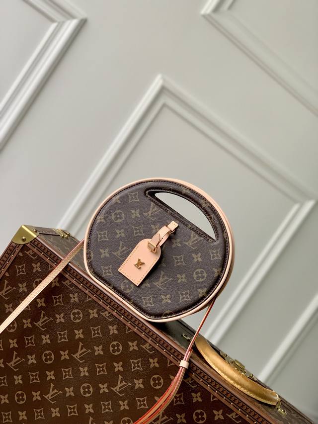 顶级原单m47117 本款 Around Me 手袋取材 Monogram 涂层帆布，诠释品牌 Lv Circle 标识的灵感启发。该标识诞生于上世纪 20 年