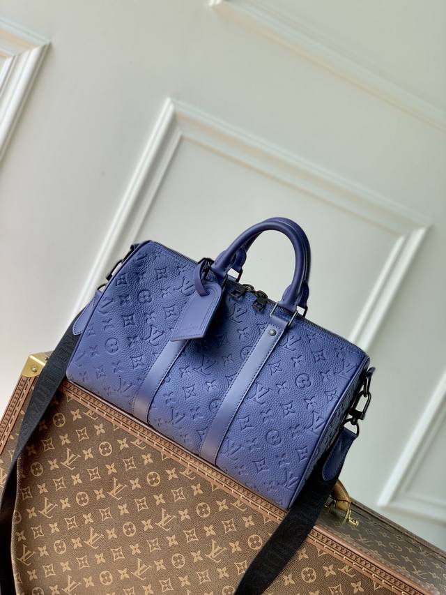 头层皮 顶级原单m11691 本款 Keepall Bandoulière 35 手袋为粒面 Taurillon 牛皮革压印 Monogram 图案，以侧带、辊