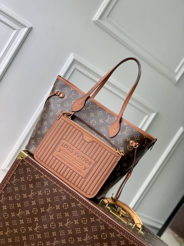 头层皮 顶级原单m12061棕 Neverfull Inside Out 中号手袋以 Monogram 帆布与粒面皮革演绎崭新双面设计，其可拆卸口袋便于轻松化身