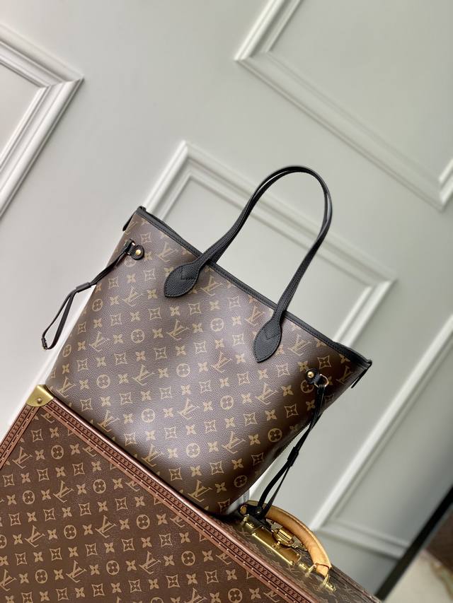 头层皮 顶级原单m11946黑 Neverfull Inside Out 中号手袋以 Monogram 帆布与粒面皮革演绎崭新双面设计，其可拆卸口袋便于轻松化身