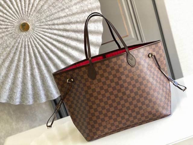 大号钢钉 顶级原单n41357 Neverfull 大号手袋极具传奇色彩的 Neverfull 手袋总是能够满足您对手提包的各种需要。 容量大却不显笨重，挺括而