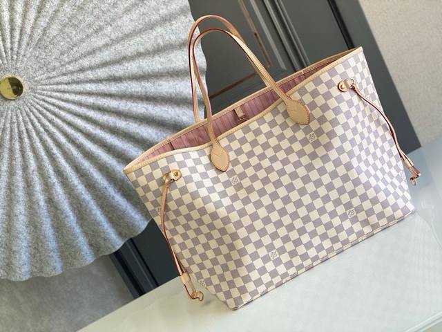 大号钢钉 顶级原单n41604 Neverfull 大号手袋 极具传奇色彩的 Neverfull 手袋： 总是能够满足您对手提包的各种需要。 容量大却不显笨重，