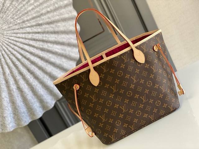 中号钢钉 顶级原单m41178 Neverfull 中号手袋 Neverfull 经典手袋，探索袋内精致细节。重新设计的内袋采用了清新的织物内衬，尤其值得称道的