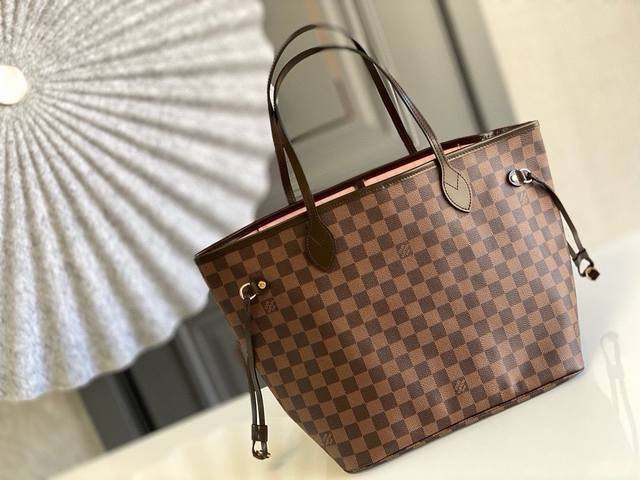 中号钢钉 顶级原单n41603 Neverfull 中号手袋极具传奇色彩的 Neverfull 手袋总是能够满足您对手提包的各种需要。 容量大却不显笨重，挺括而